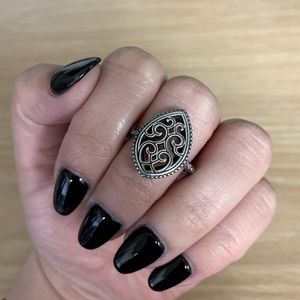 Beautiful Retired James Avery Ring 💍